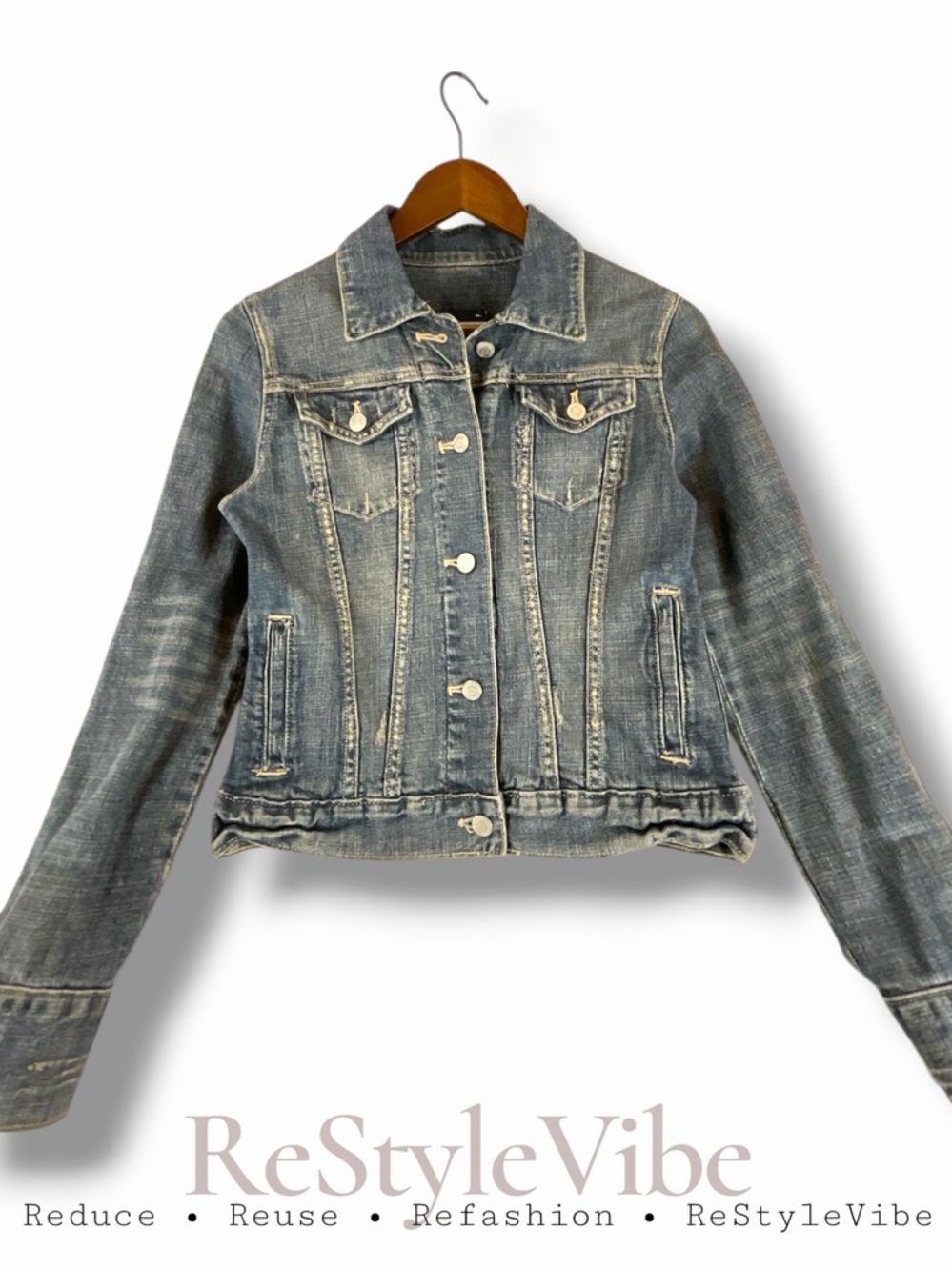 GAP Women’s Size M Jacket Coat Denim Jean Classic Trucker Style Button Close